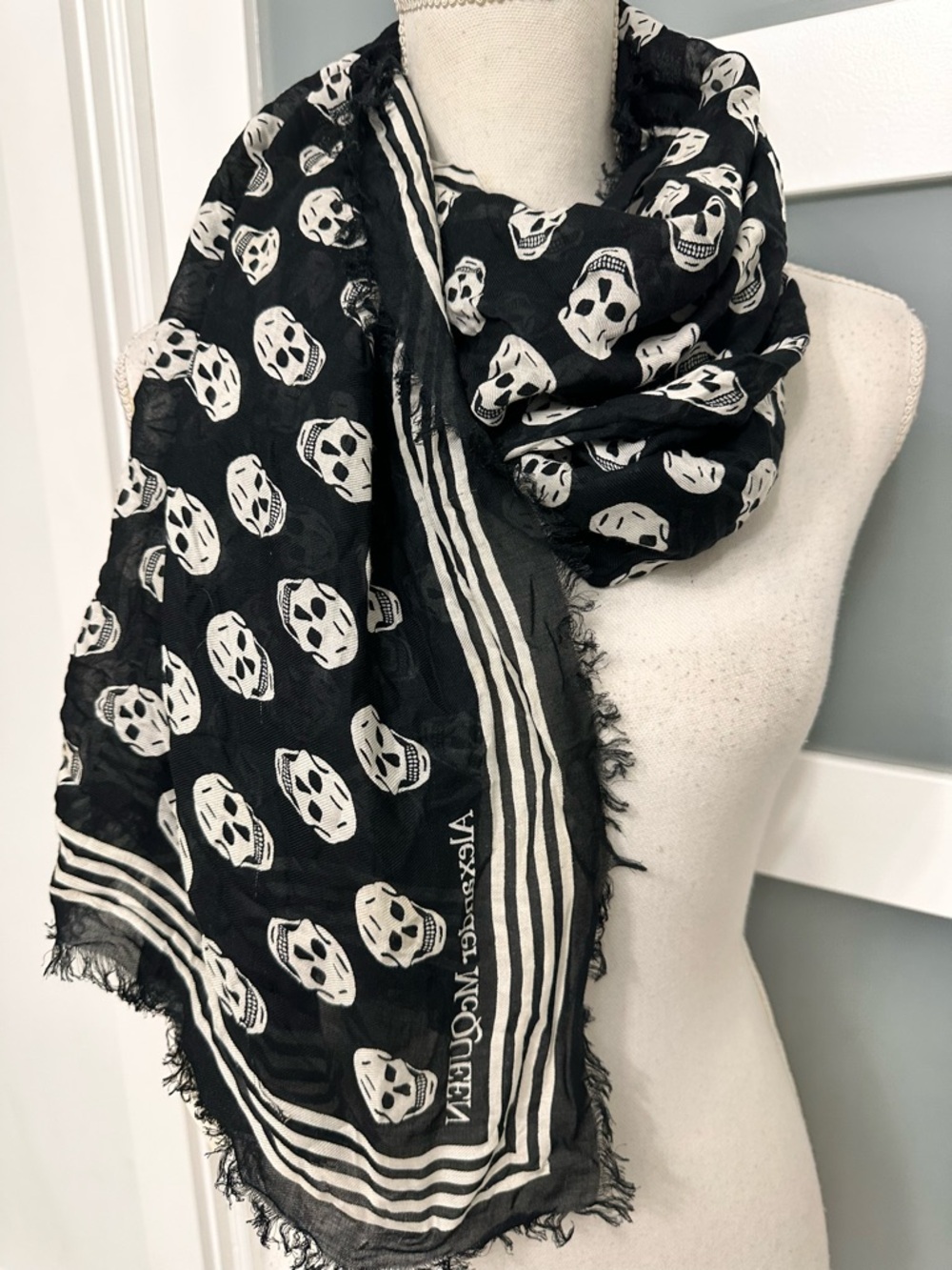 Alexander McQueen Black White Skull Scarf Shawl Wrap 120x140cm Designer Chic GUC